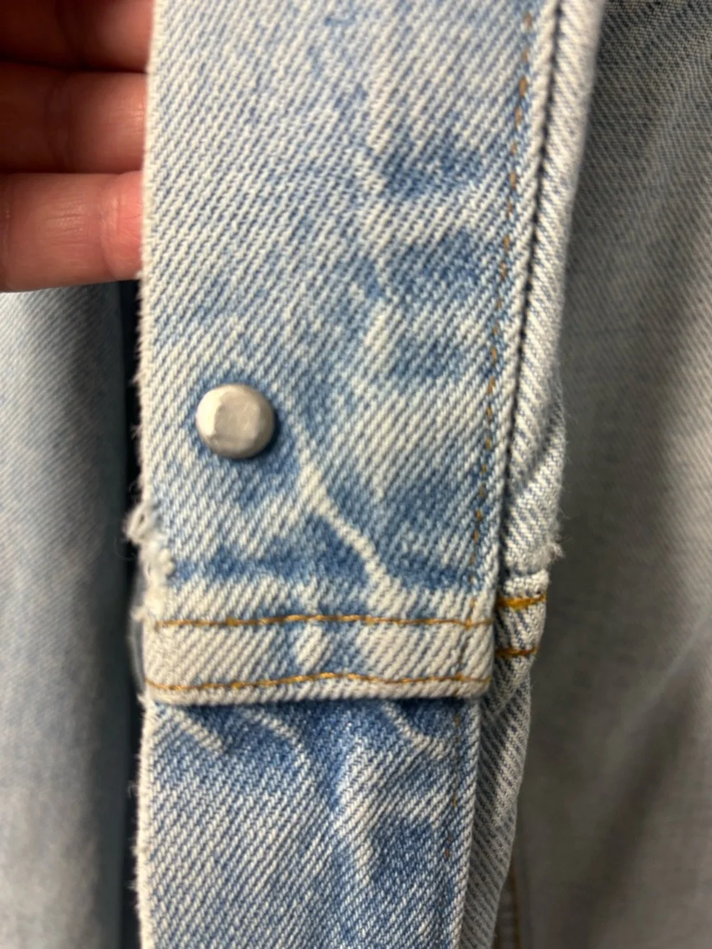 Vintage Levi's Light Blue Denim Jacket with Colorful 80’s Pins - Picture 5 of 10